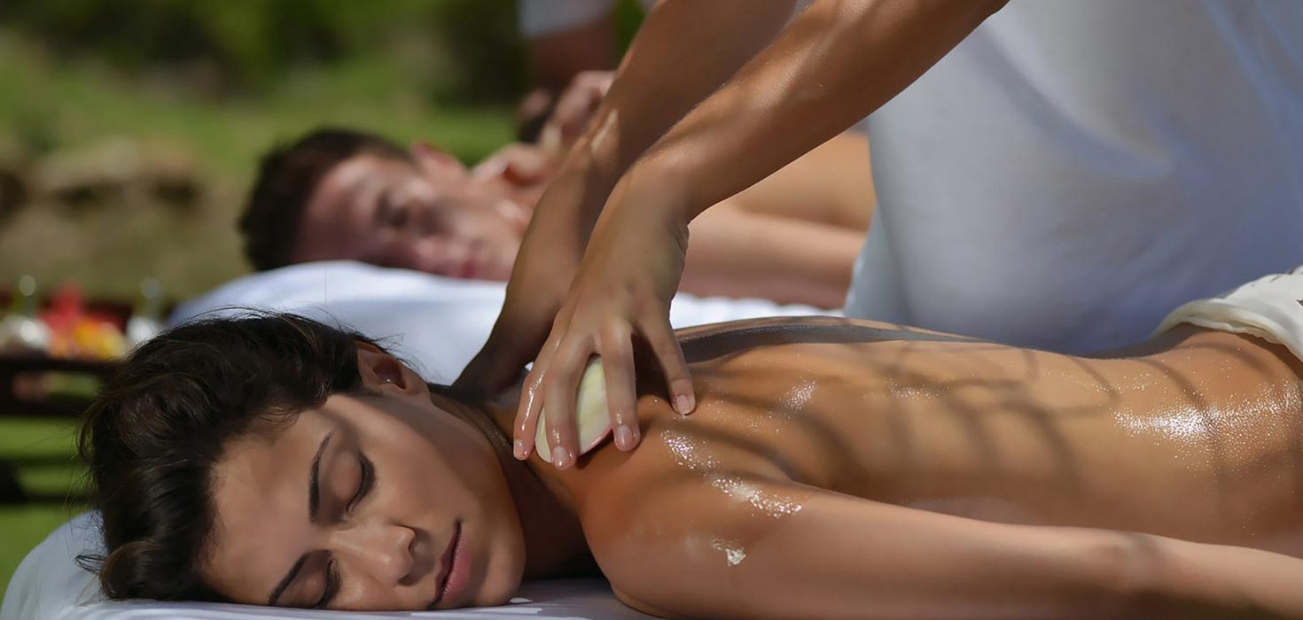 Frau und Mann bekommen eine Rückenmassage 