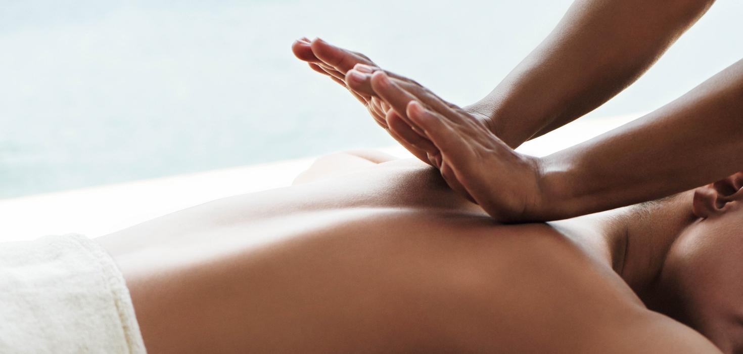 Hände massieren Rücken