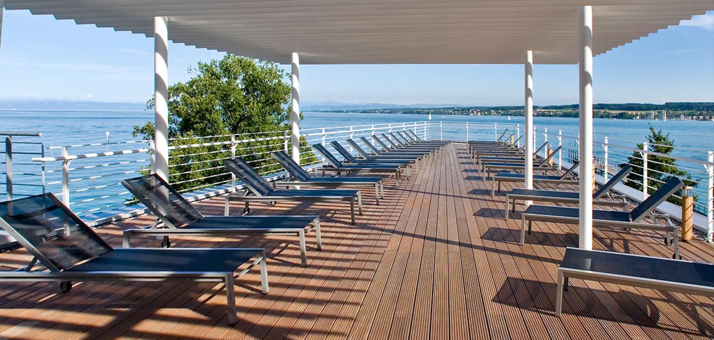 Blick über die große Terrasse des Saunabereichs der Bodensee-Therme über den Bodensee