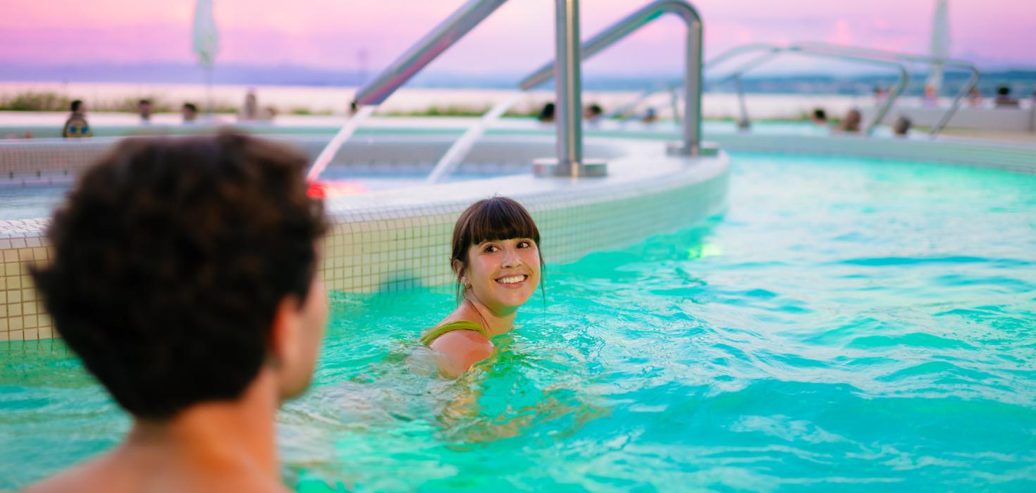 Frau im Außenbecken