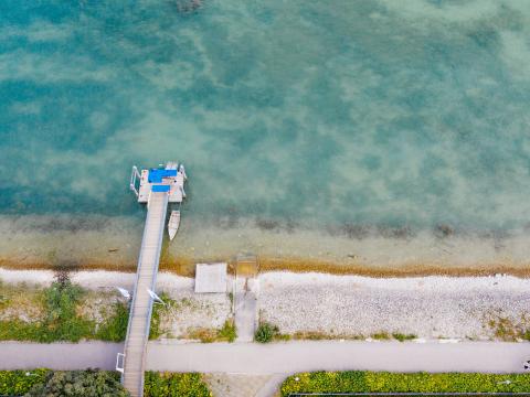 Steg vor der Bodensee-Therme von oben