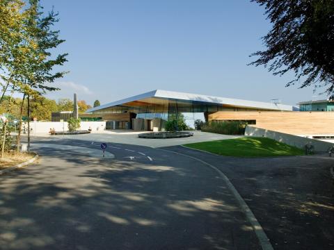 Vorderseite der Bodensee-Therme Konstanz mit Vorplatz