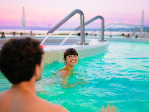 Frau im Außenbecken