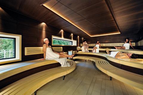 Sauna mit Besucherinnen und Besuchern