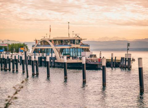 Fähre bei Sonnenuntergang