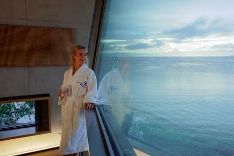 Frau am Fenster, Sicht auf den See, Seeoberfläche, Therme, Ruheraum