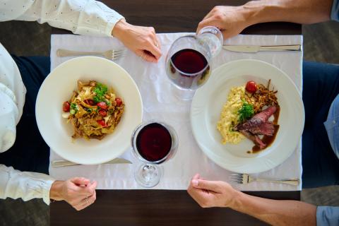 Gedeckter Tisch mit Essen und Wein