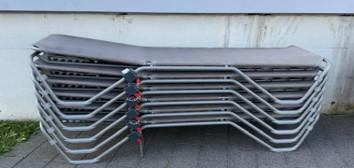 Gestapelte Liegestühle, zum mieten