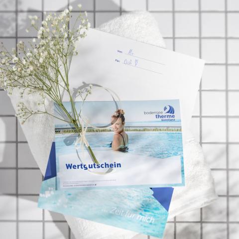Therme Wertgutschein in einem Umschlag mit Blumen